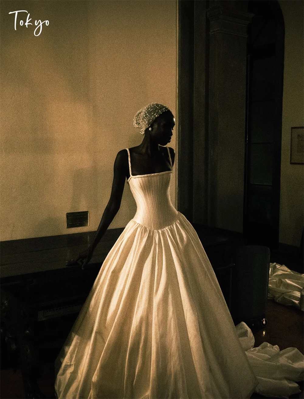 Tokyo personnalisé élégant a-ligne robe de mariée blanc Spaghetti sangle sans manches mariée 2025 Zip robes Court Train robes de mariée