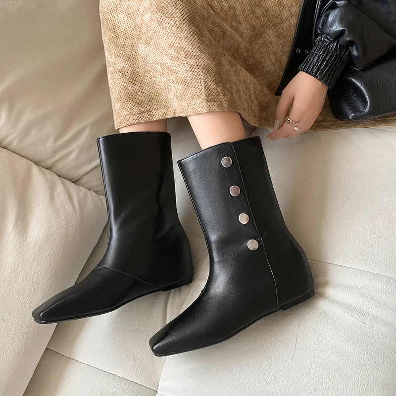 أحدث صيحات الموضة لعام 2025 أحذية نسائية من الجلد الأسود بنعل عريض متوسط الساق بمقدمة مربعة