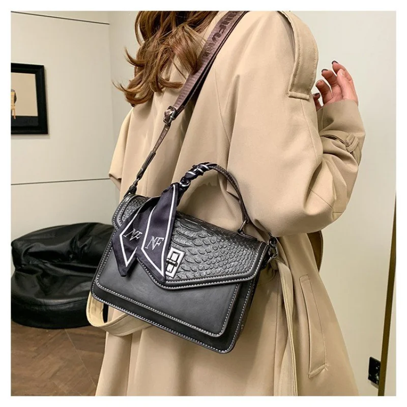 

Stylish High-End Tote Bag For Casual Women Featuring Vintage Design And Solid Color Leather