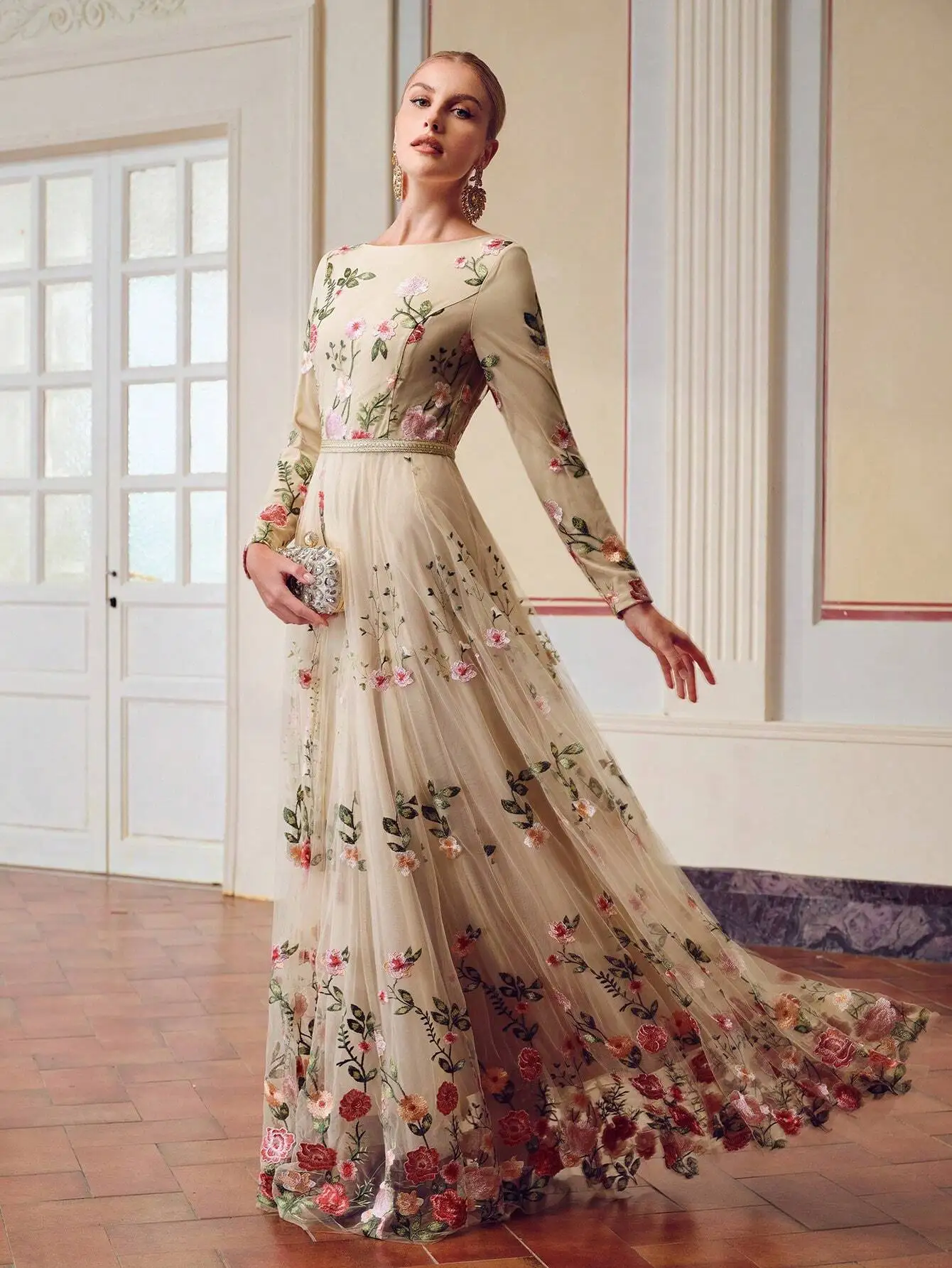 

Платье в пол из сетчатой ткани с вышивкой и цветочным узором, с поясом на талии