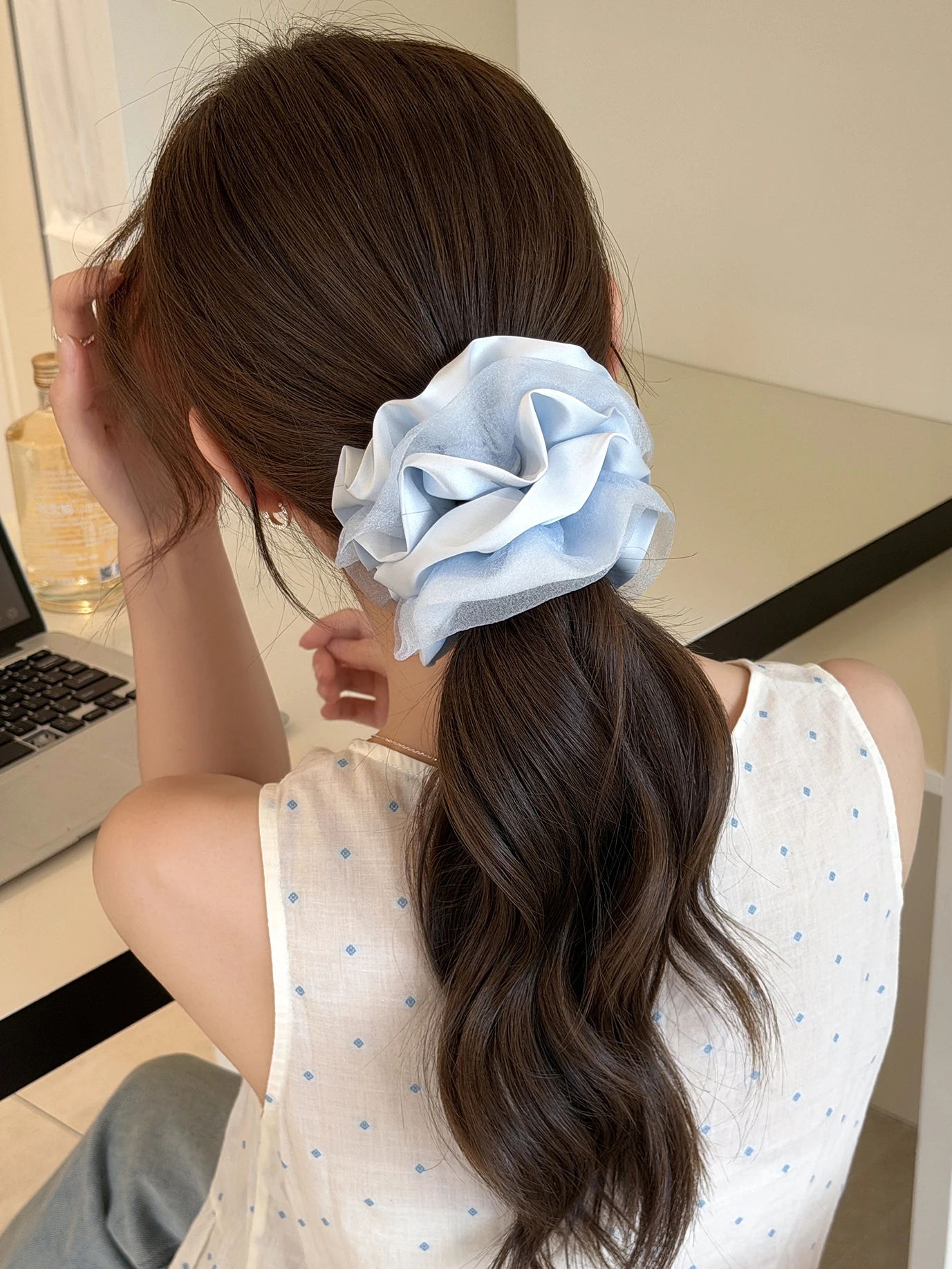 elasticos-de-cabelo-em-cetim-azul-de-dupla-camada-estilo-coreano-com-bola-decorativa-–-acessorios-de-cabelo-de-alto-valor-estetico-para-mulheres-e-meninas