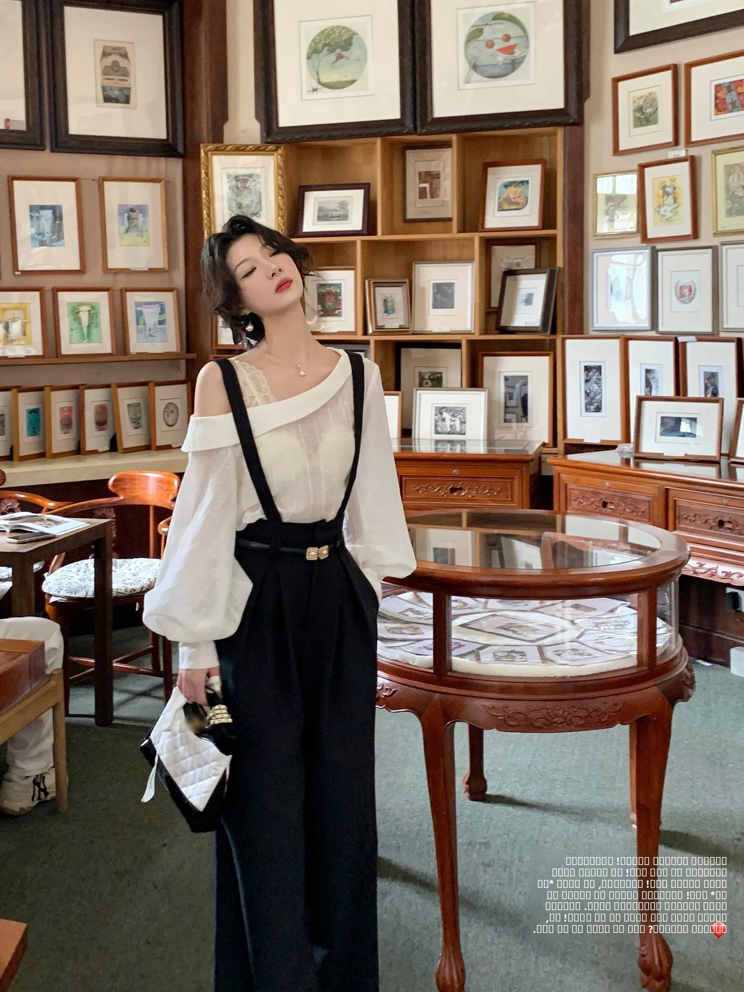 

Французское платье-сарафан с широкими брюками и эффектом стройности в полоску, с драпировкой на одно плечо и длинным рукавом, с воротником...