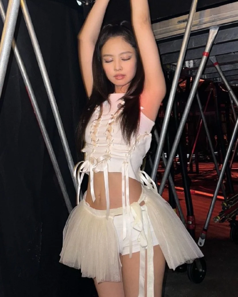 

Белый топ без бретелек с вырезами для танцевальных выступлений в стиле Дженни, безрукавка для женщин, модная модель весеннего сезона