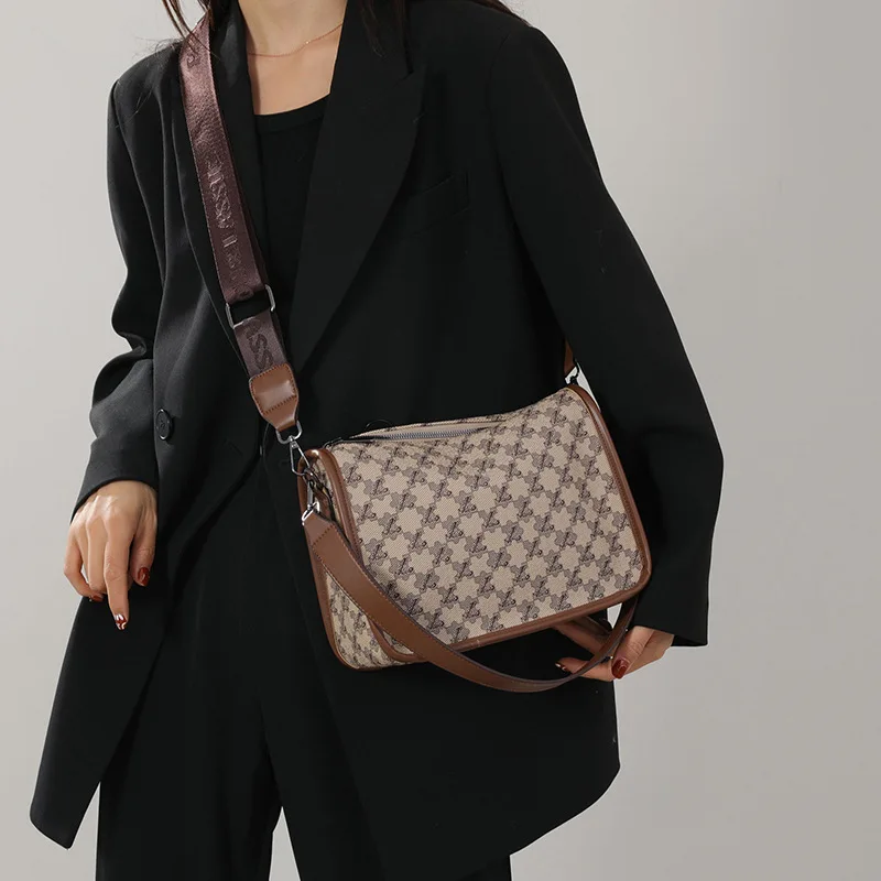 

2025 Spacious Shoulder Bag, Fashion Crossbody Purse for Women, Large Tote Bag, Versatile Day-to-Night Bag, Travel Sling Bag