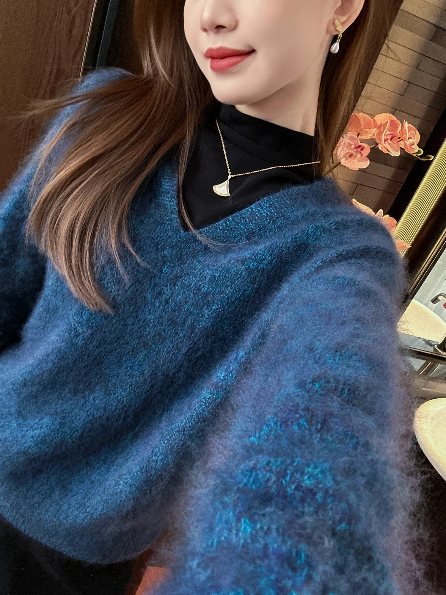 

You See Soft Blue Woolen V-ne Top Who Wears It Looks Beautiful Heart-fluttering Sle Loose Fit Comfortable Daily Wear