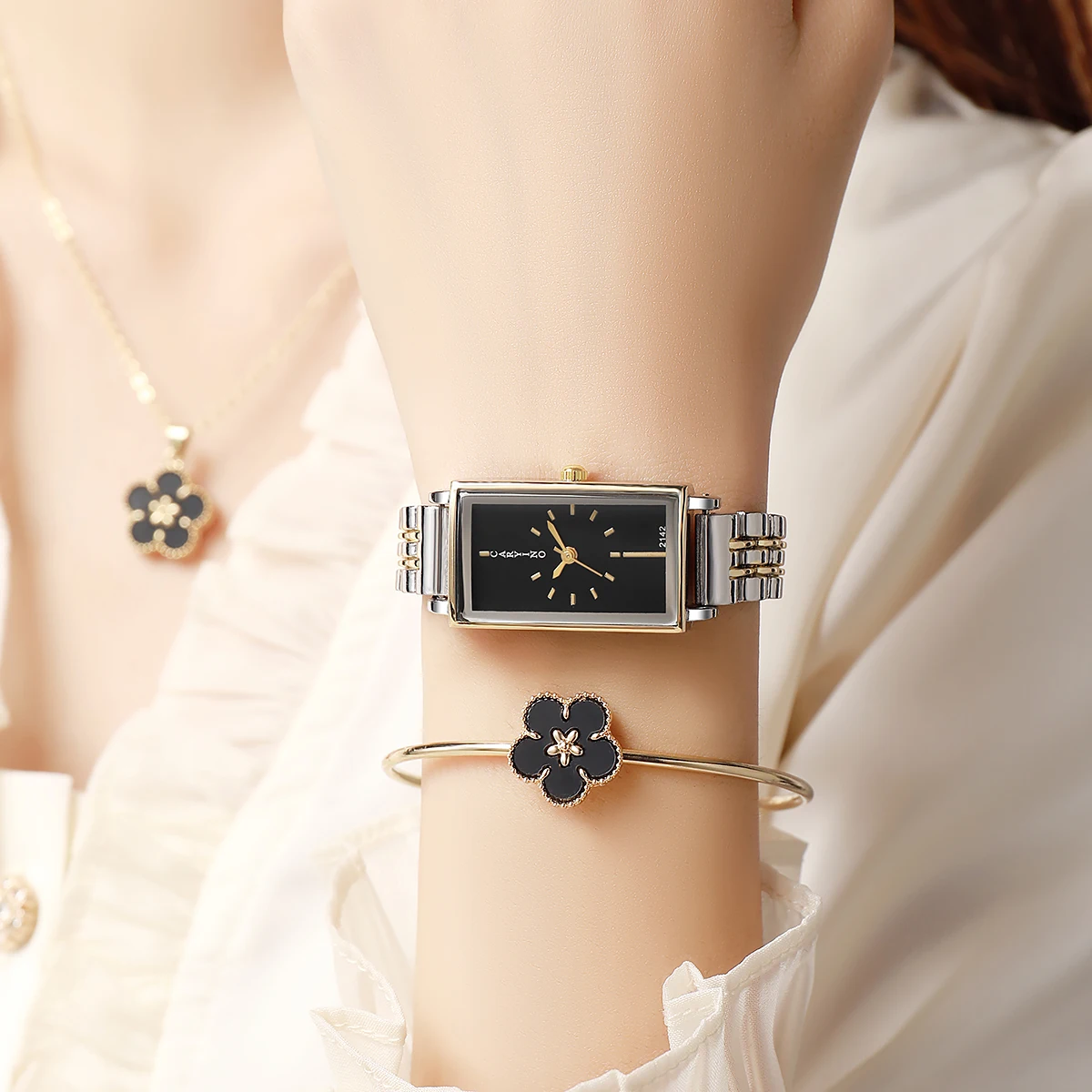 

Элегантный набор украшений: золотые часы и браслет Black Clover | Прямоугольный циферблат | Подарочный набор из 5 цветочных кулонов для женщин