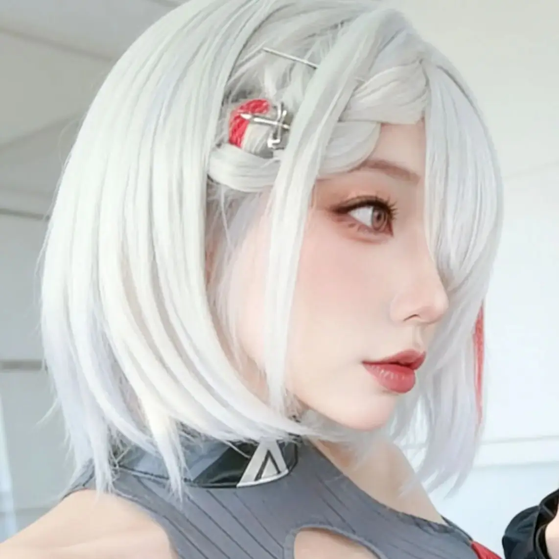 

Game Azur Lane KMS Duisburg Cosplay Wig 30CM Silver red short hair Synthetic Wig+Wig cap Party Halloween Wig