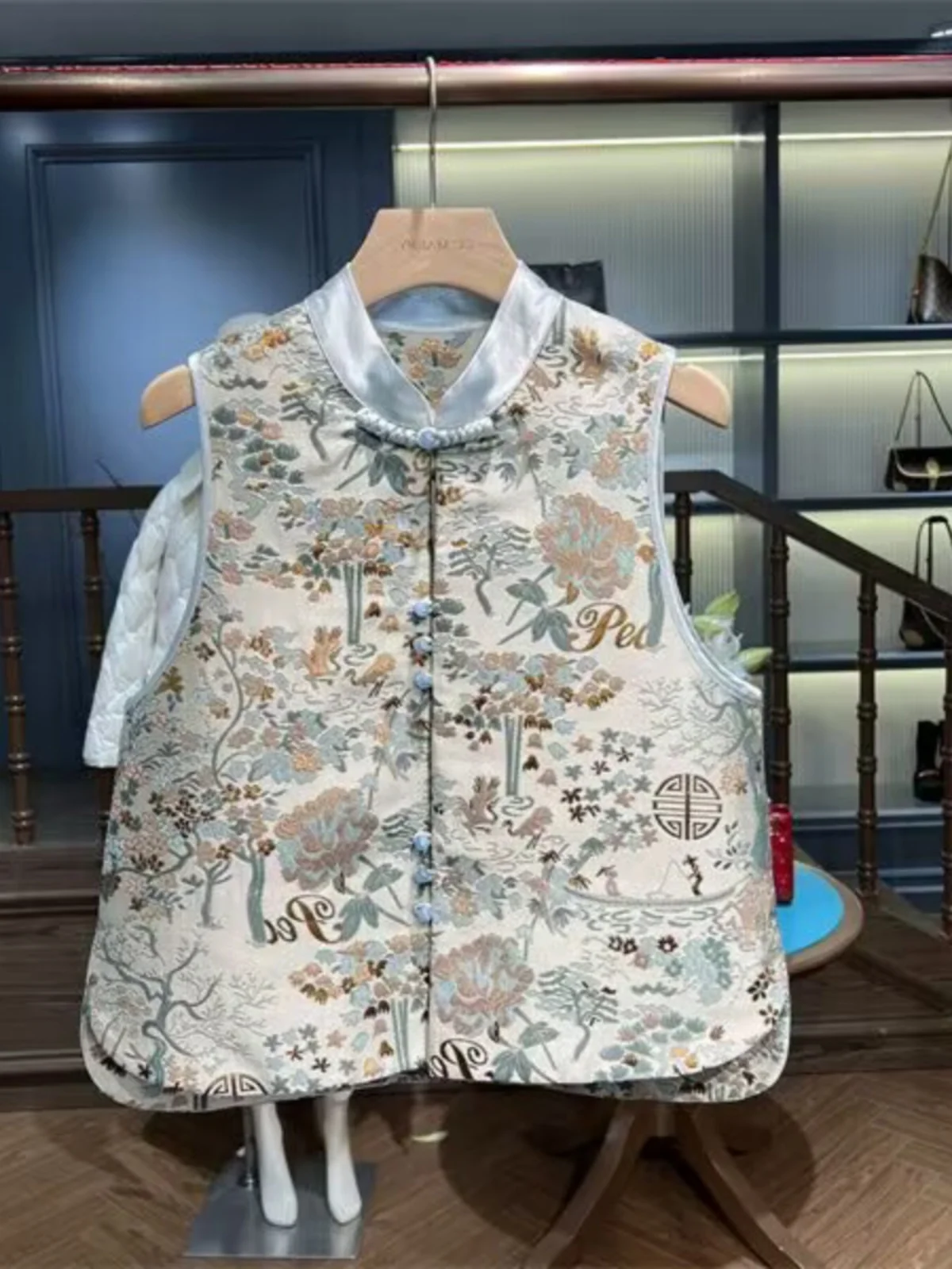 

New Chinese Sle Embroidered Loose Fit Women's Vest with Stand Collar And Button Detail Spring Faion Ethnic T Top