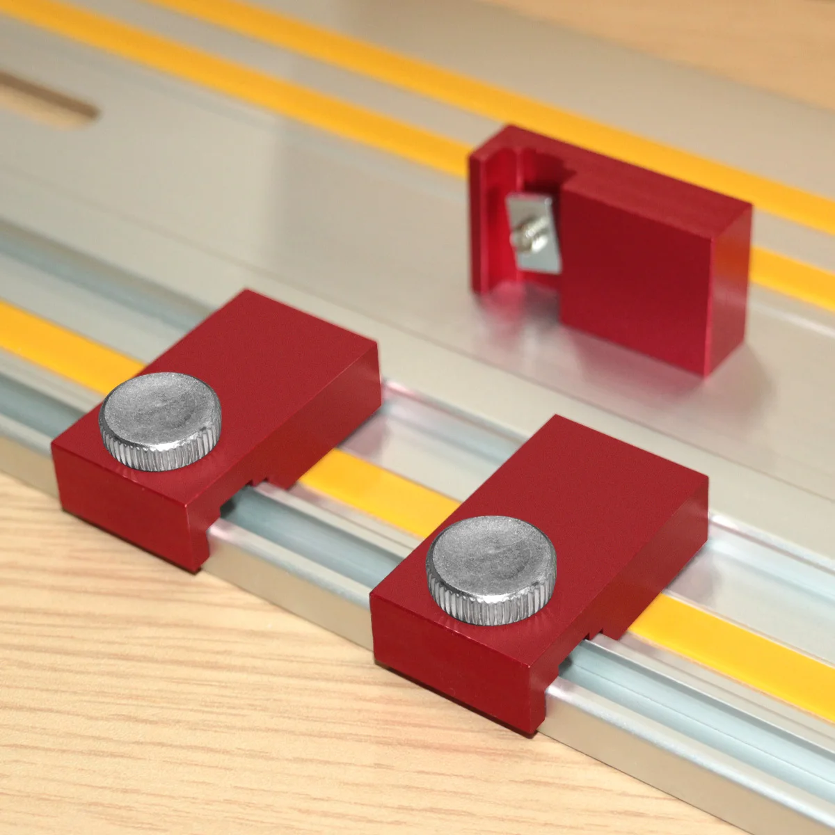 

Прочный алюминиевый комплект для деревообработки, совместимый с направляющими для дисковых пил, с центральным разметчиком и регулирующим ключом