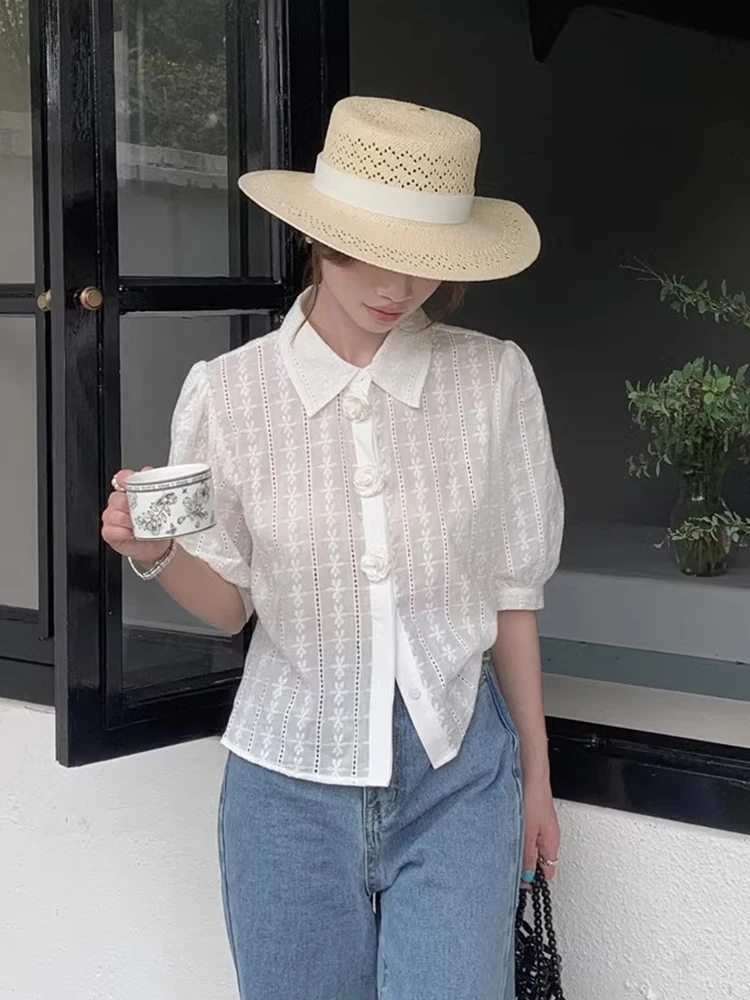 เสื้อเบลาส์ผู้หญิงสไตล์เรโทร ปกปักลายหนา ทรงบับเบิ้ล แฟชั่นฤดูร้อนสุดชิค  ตกแต่งดอกไม้ 3 มิติ  ใช้งานได้หลากหลาย