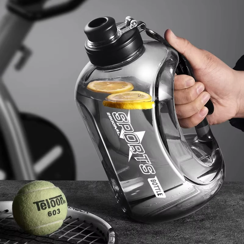 زجاجة مياه رياضية بسعة كبيرة 1.8-2.8 لتر مع قش وحزام بمقبض محمول خالٍ من مادة BPA وصديقة للبيئة للرياضات الخارجية في صالة الألعاب الرياضية
