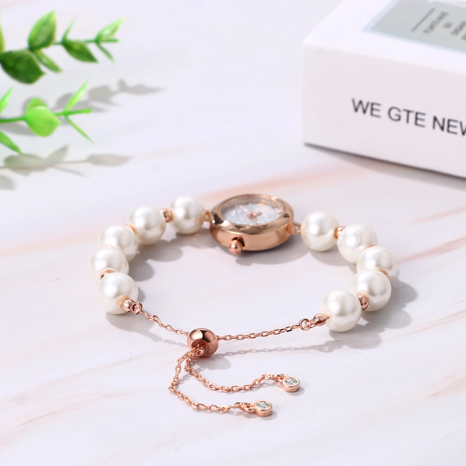 LANCARDO Reloj analógico de cuarzo ultrafino con esfera circular ajustable y perlas con esfera de puntos Reloj de pulsera para mujer