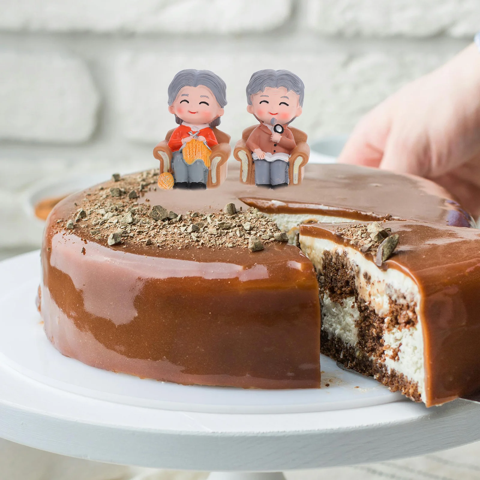 

2Pcs Resin Elderly Couple Decorative Props Unique Cake Topper for Wedding Anniversary Celebration Decor Charm, Miniature Senior