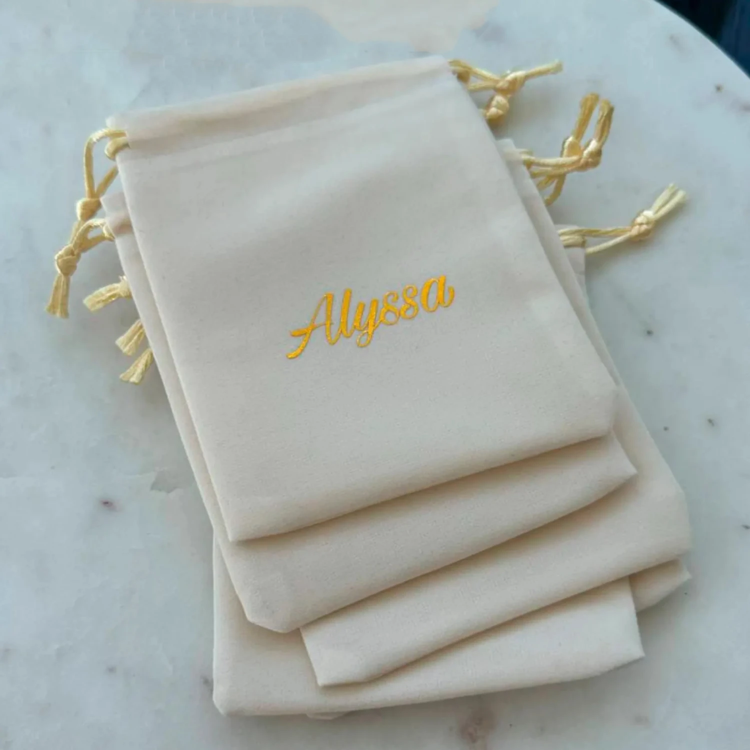 

50 комплектов сумки на шнурке с текстом и логотипом, персонализированная упаковка, сумки для ювелирных изделий, сумка на шнурке, бархатная подарочная упаковка, высокое качество