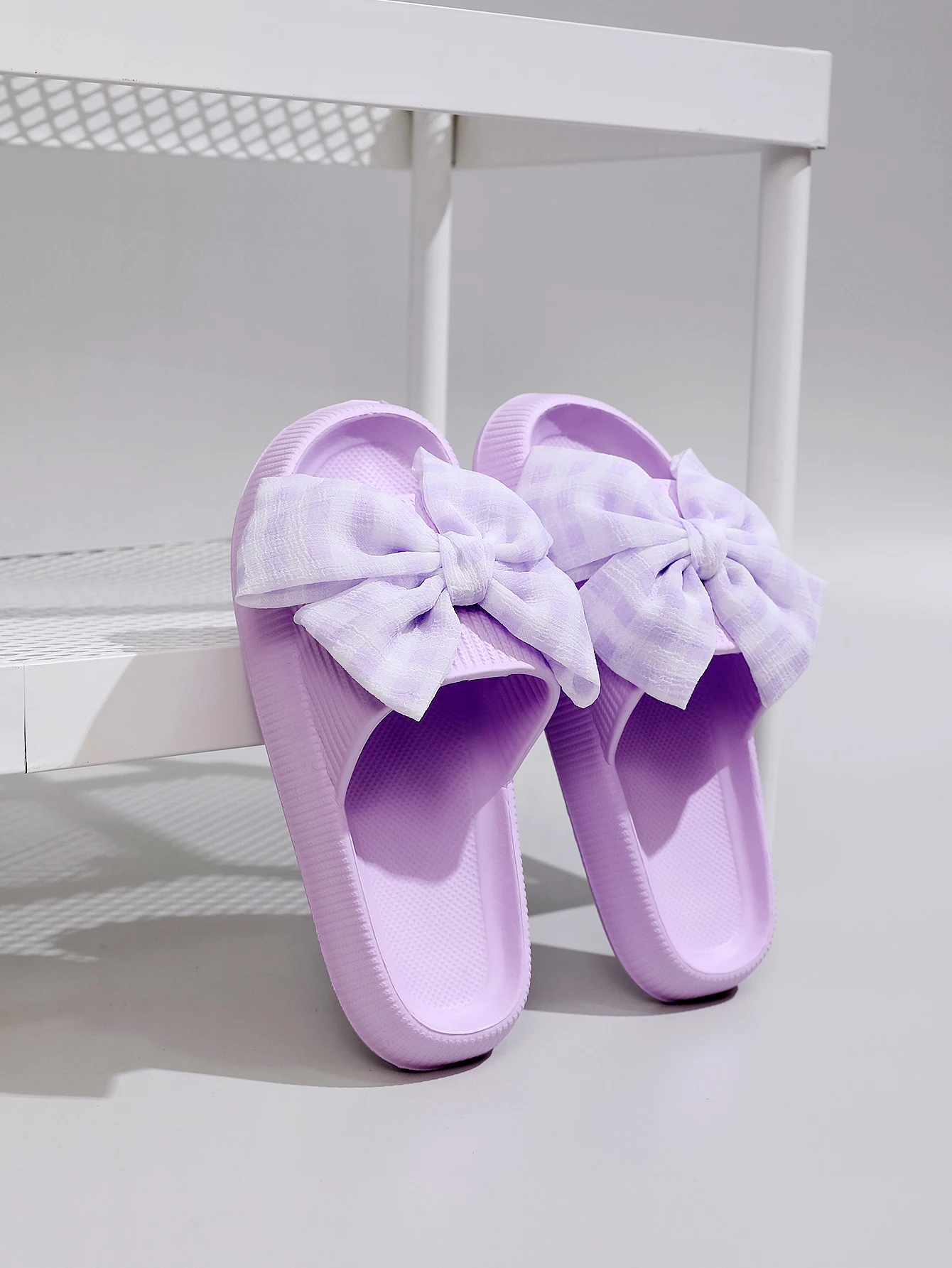 Letnie damskie urocze fioletowo-białe pantofle w kratę z kokardką i miękką podeszwą Wszechstronne, wygodne buty na wakacje na plaży