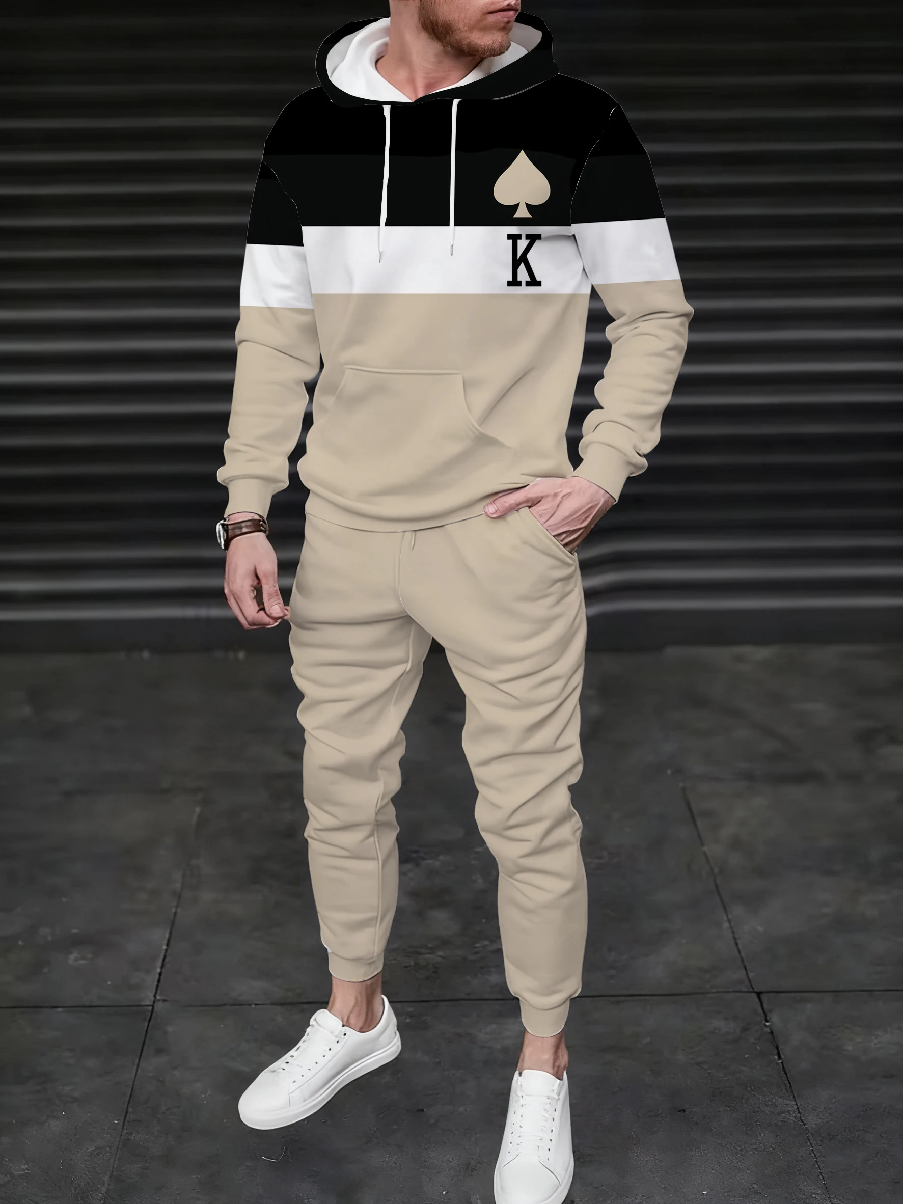 

Мужская толстовка с капюшоном в сочетании с полосатыми клетками, узорами K в форме сердца и спортивными штанами, также универсальный уличный стиль.