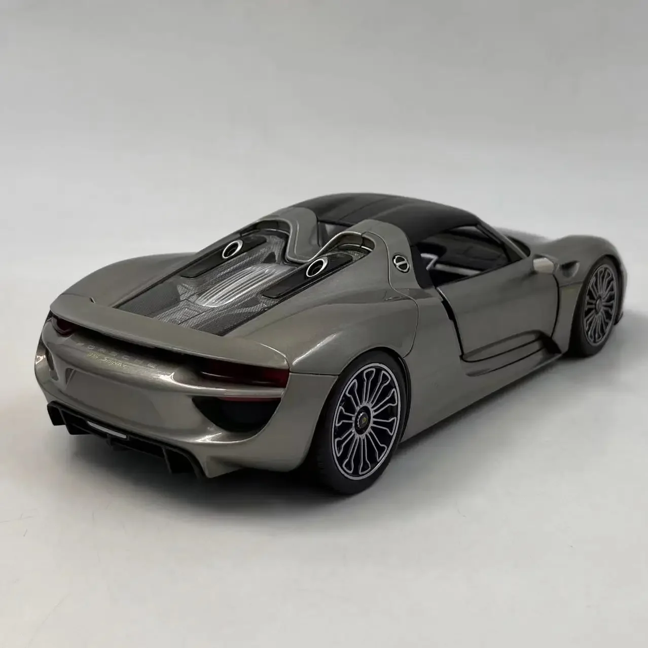 Welly 1:18 Scale Porsche 918 Spyder Two-door Roadster Simulation Alloy Diecast Car Model Collectible Toy Gift Display