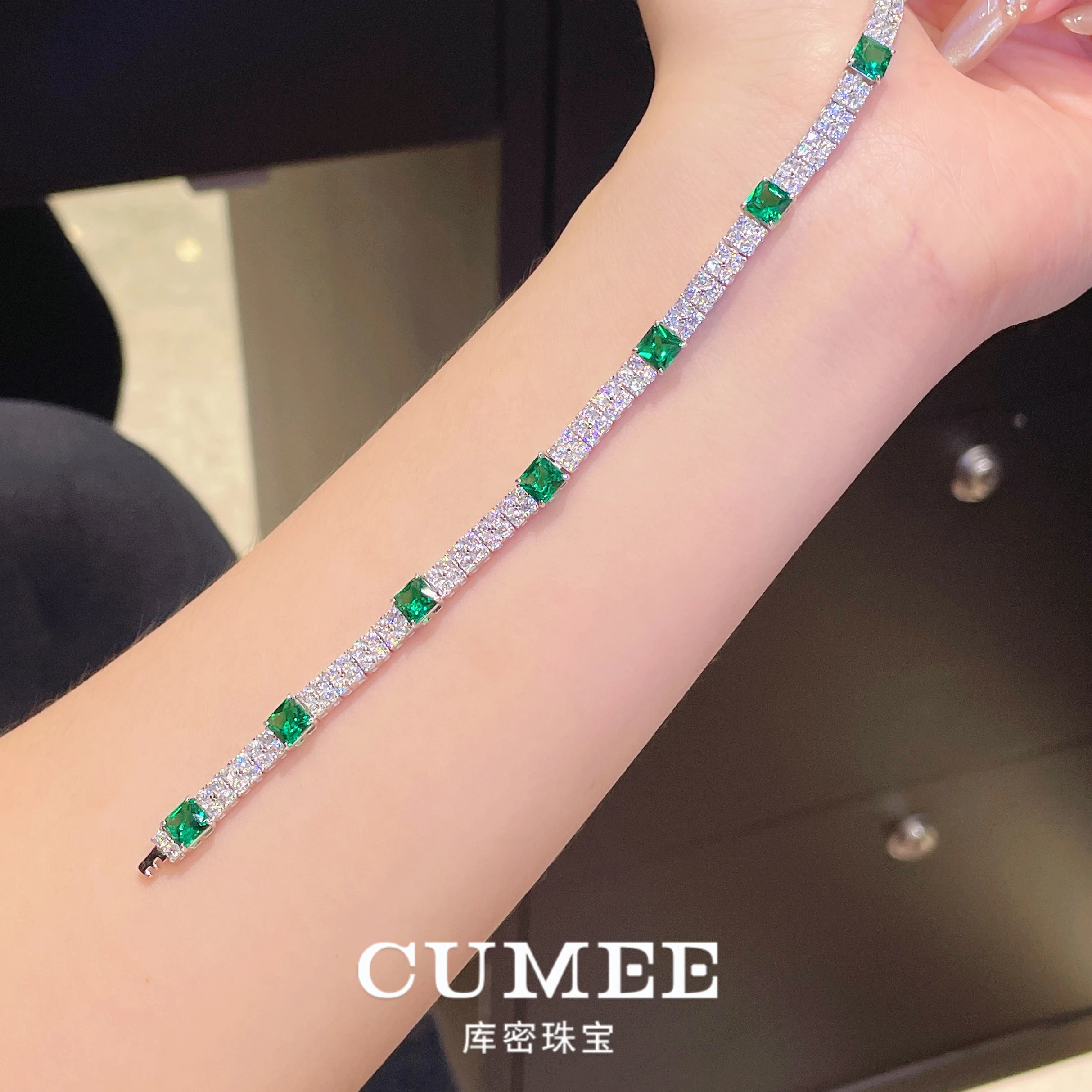

CUMEE Princess Square Light Роскошный браслет для поездок на работу Браслет из синтетического изумруда. Посеребренное Золото