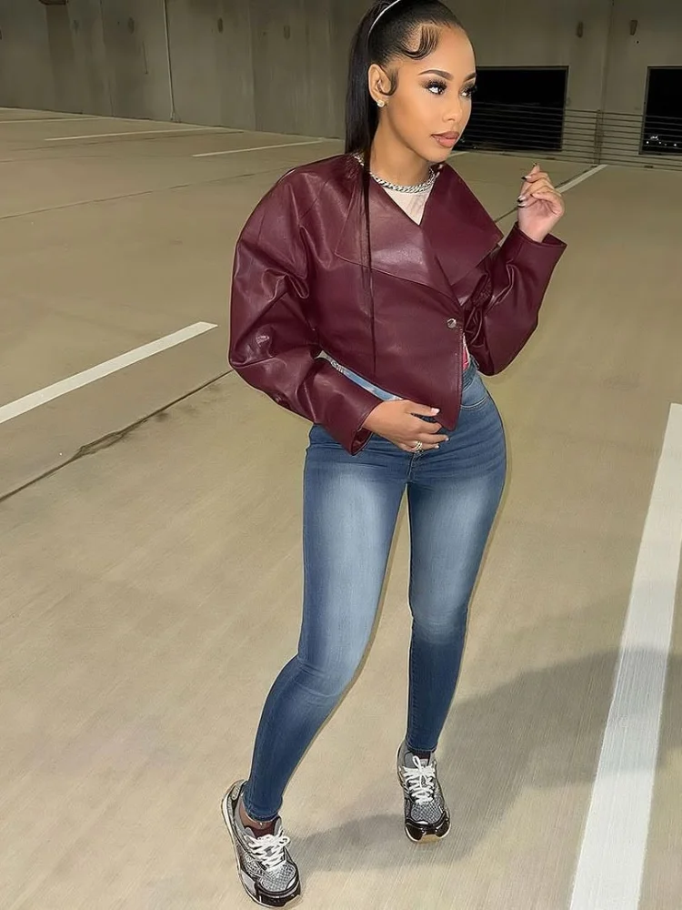 Damska krótka skórzana kurtka z nieregularnym dołem, bordowa, z klapami, długie rękawy, dekolt w serek, krótkie kurtki typu bucket, moda uliczna damska 2025