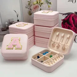 Mini caja de almacenamiento de joyas Ideas de regalos de dama de honor Estuche de joyería de viaje Letra inicial con nombre Caja de fiesta de cumpleaños Regalo del día de la madre