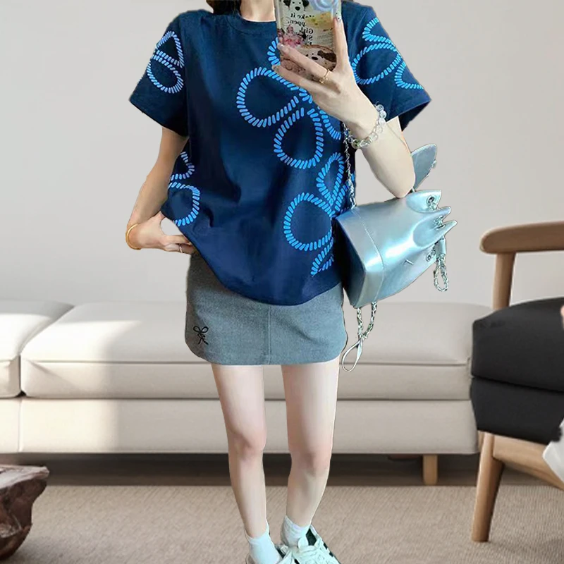 เสื้อยืดผ้าฝ้ายแท้สำหรับผู้หญิง ฤดูร้อน แฟชั่นใหม่ ลายพิมพ์ดอกไม้ ดีไซน์อเนกประสงค์ ช่วยให้ดูผอมเพรียว ต่อต้านริ้วรอย