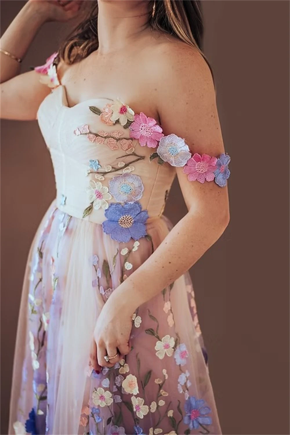 Tokyo Maßgeschneidertes beigefarbenes Brautkleid mit Blumenträgern, ärmellos, Reißverschluss hinten, Blumen-A-Linien-Brautkleid, bodenlange Brautkleider