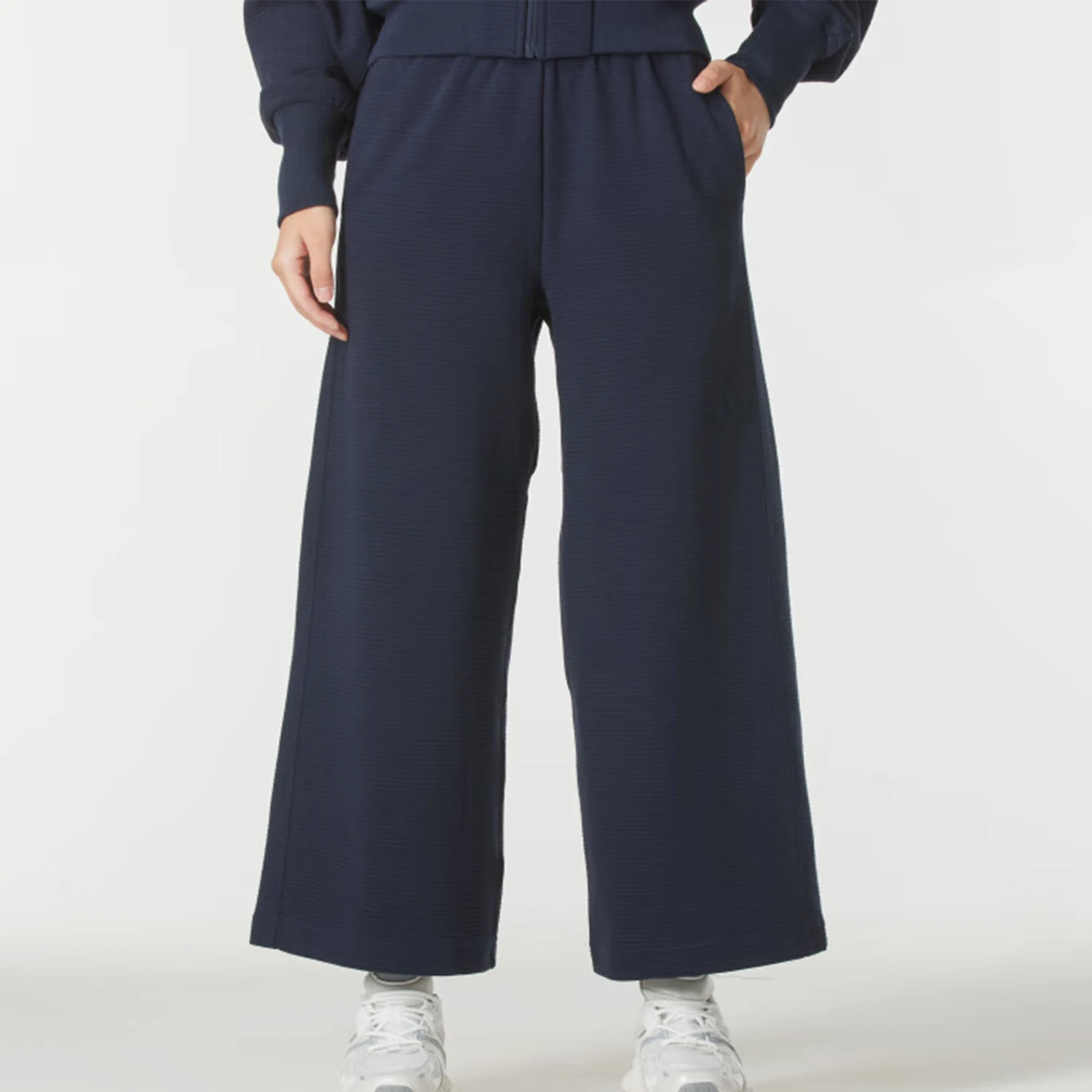 

Официальные новые женские свободные тканые повседневные спортивные укороченные брюки Adidas IW1030