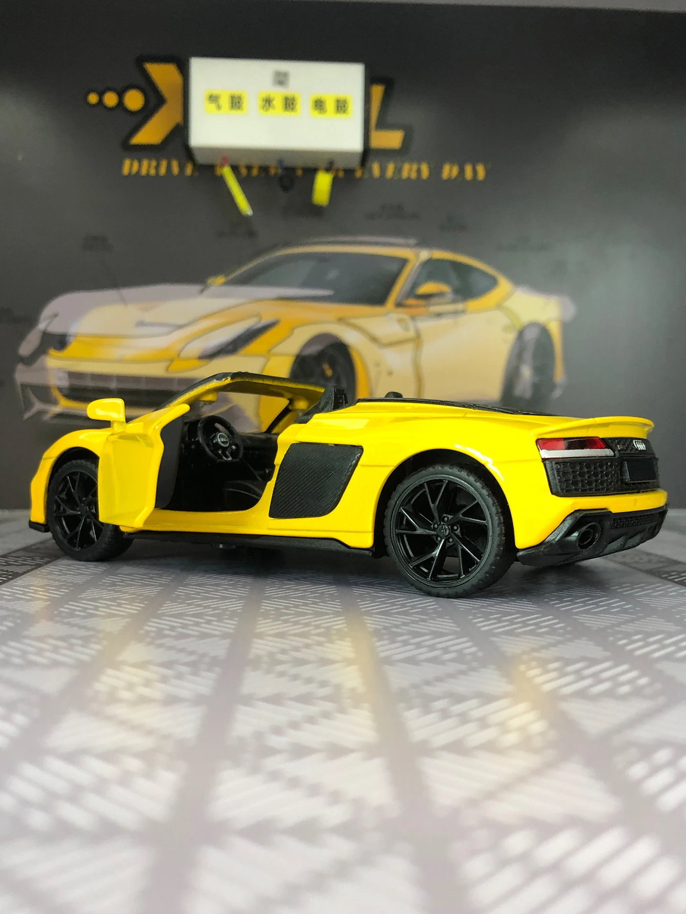 1:32 AUDI R8 V10 Legierungs-Rennwagenmodell, die Autotür kann geöffnet werden, kann als Geburtstagsgeschenk an Freunde gegeben werden