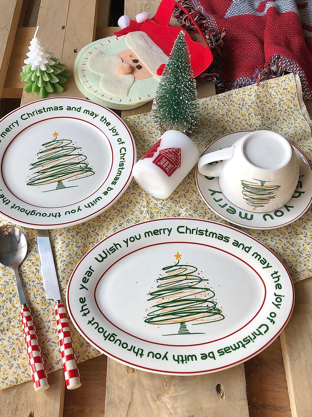 

Ins Wind Red Green Color Christmas Tree Ceramic Tableware Coffee Cup Plate Breakfast Plate Dessert Plate