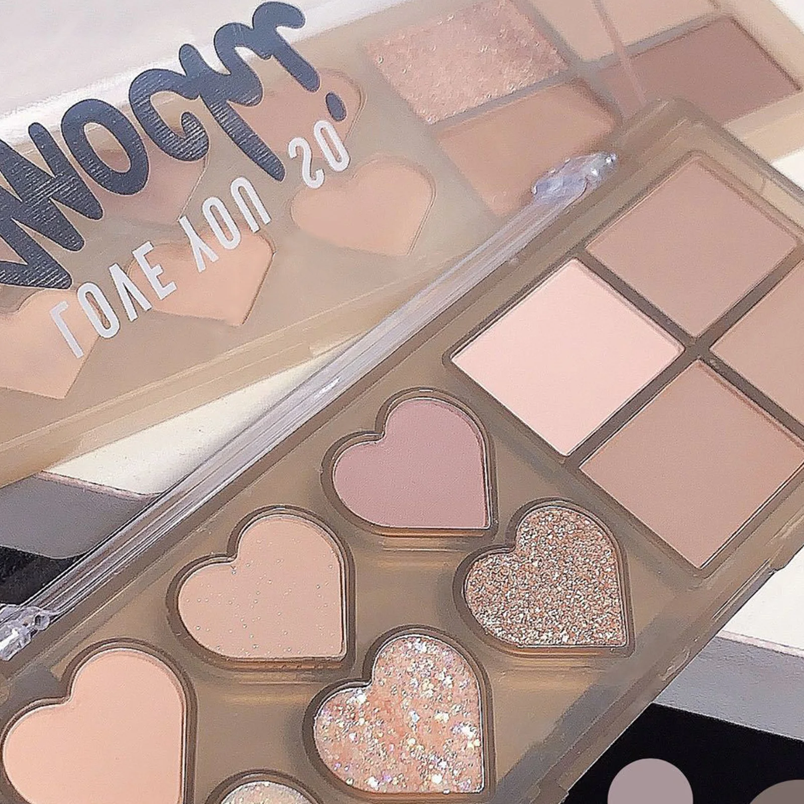 ナチュラルアイシャドウパレットパウダーフローティングハート型ファインフラッシュメイクアップパレット防水防汗化粧品目