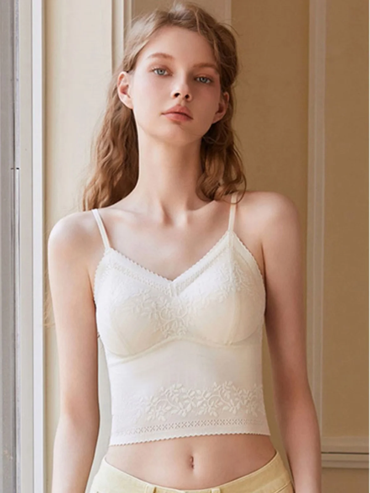 Women's Lace Crop Top Strap Vest Integrated V-Neck Underwear Base Layer with Chest Pad Beautiful Back Bra Outerwear