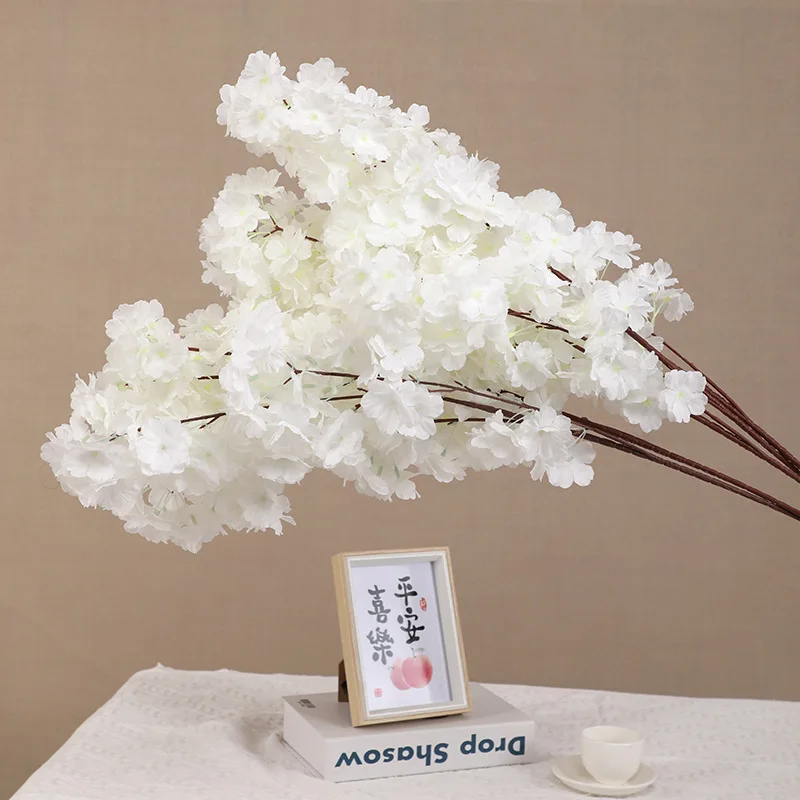 Kunstmatige gecodeerde kersenbloesem tak huwelijksboog decoratie binnen instelling bloem