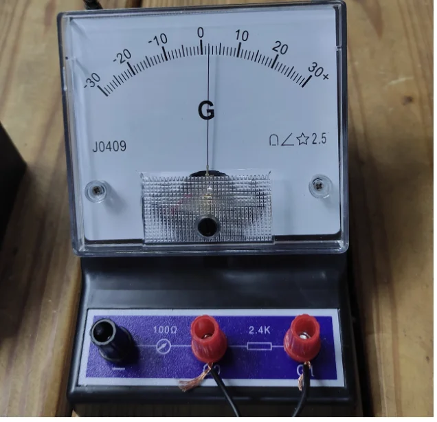 Double-antenna field strength meter and chorus ore radio without electricity