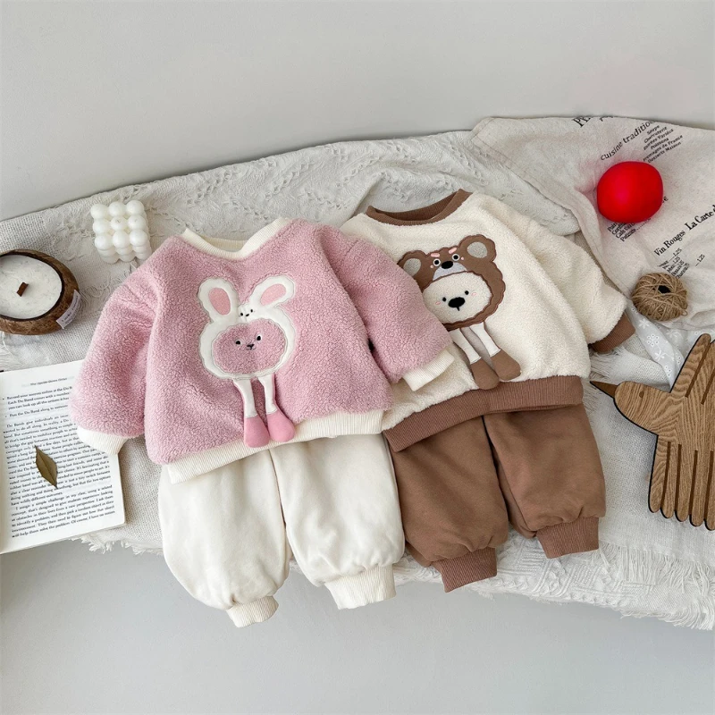 

Зимний милый и забавный бархатный комплект с капюшоном и штанами из мультфильма 2025 года для маленьких детей