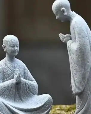 متمنيا الراهب البوذية المشهد الصغير حجر خزان الأسماك موس المناظر الطبيعية زن جماليات شرقية حديقة الحلي