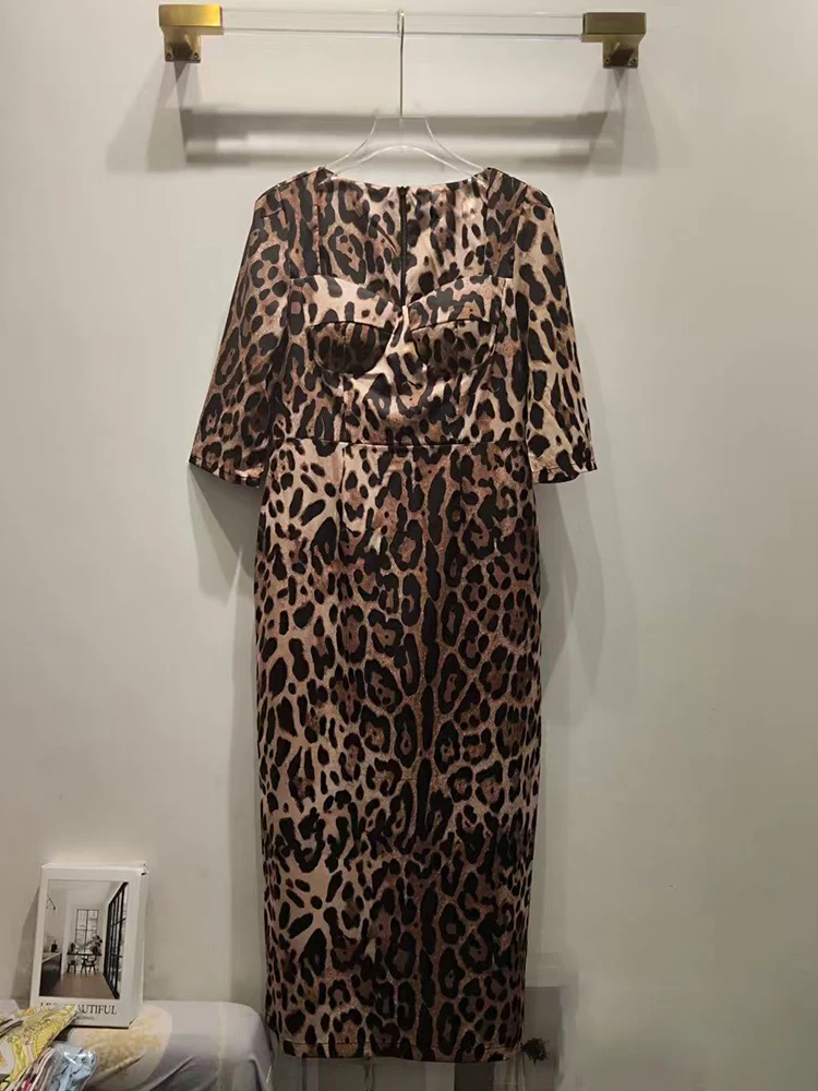 Retro-Kleid mit Leopardenmuster, quadratischem Ausschnitt und hoher Taille, Herbst-Damenmode, eng anliegender, hüftumarmender, gerader Röhrenrock