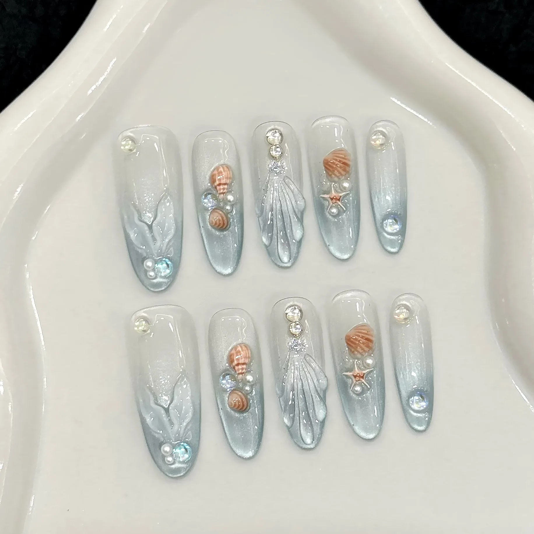 10pcs Kuku Palsu Buatan Tangan Model Press On Nails Musim Panas Baru Warna Biru Muda Gaya Prancis Bentuk Almond Dengan Desain 3D Kerang Laut dan Ekor Ikan