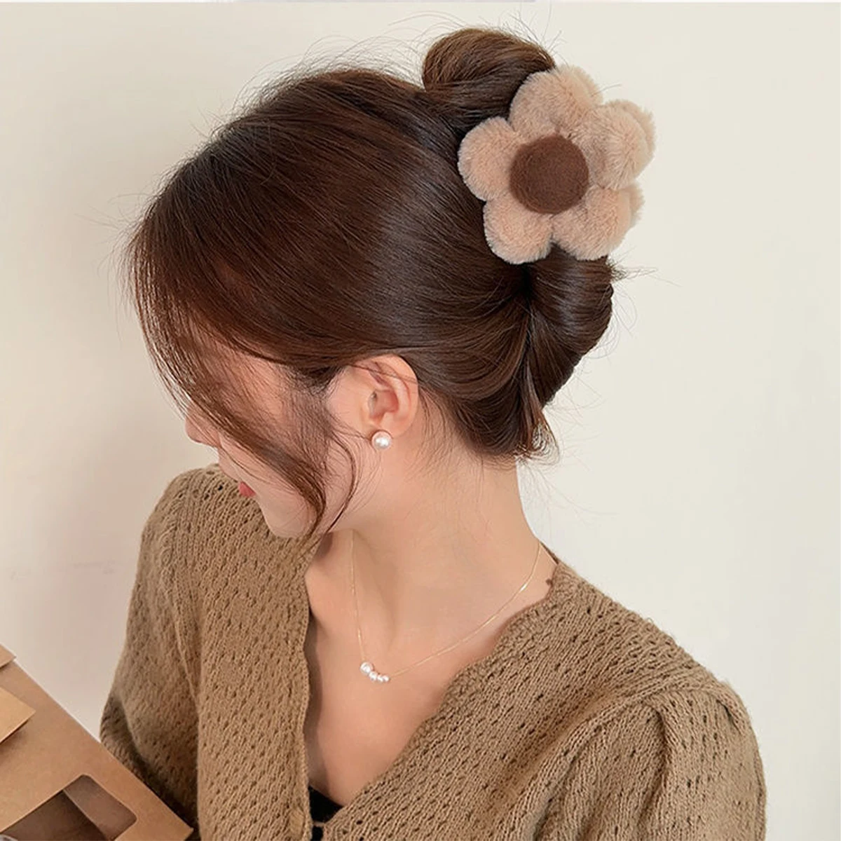 New High Quality Hairpin For The Back Of The Head Women Autumn And Winter Shark Clip Headwear Cute Plush Flower Hairpin