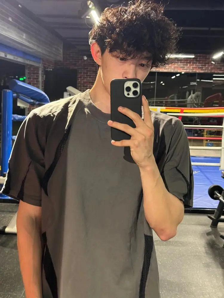 Men's White Deconstructed Mesh Spliced Padded Shoulders Short Sleeve T-Shirt Cleanfit Niche Design Trendy Summer​
