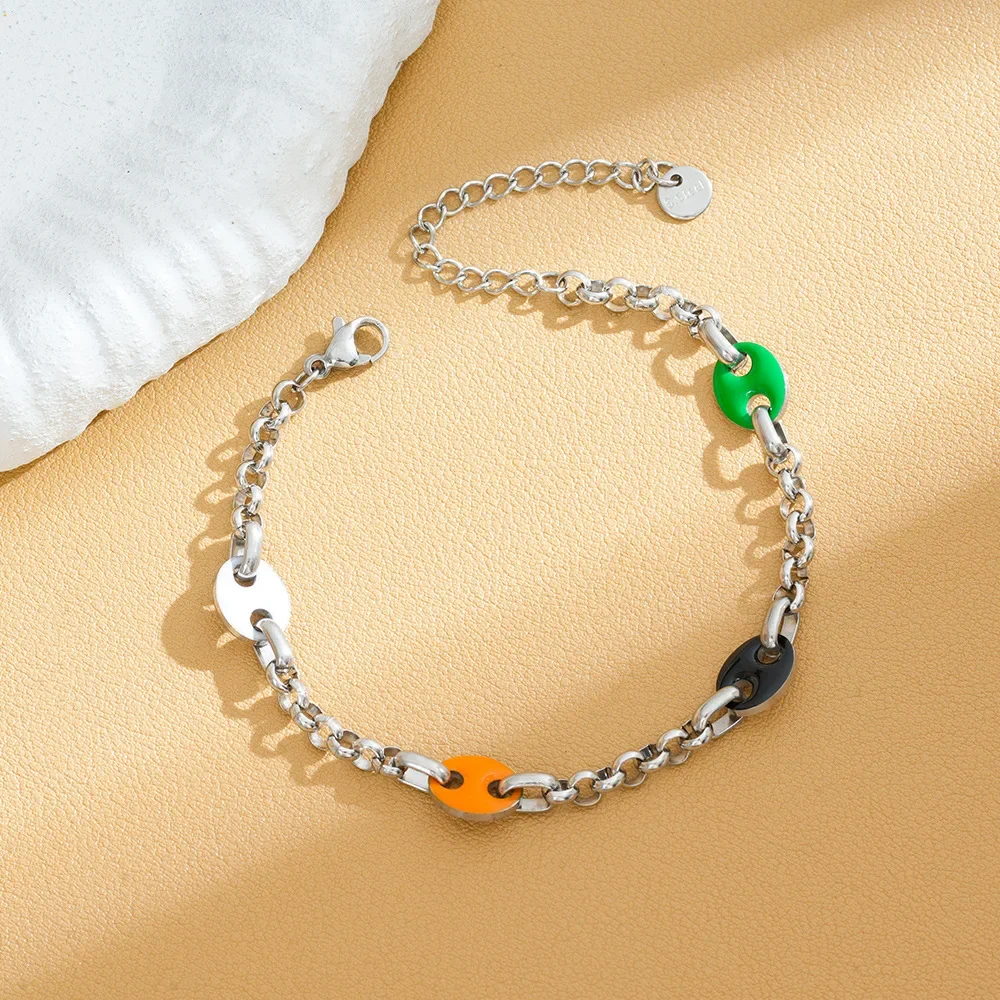 

Fashionable, exaggerated and simple oil-dripping pig's nose bracelet, a design accessory suitable for both men and women