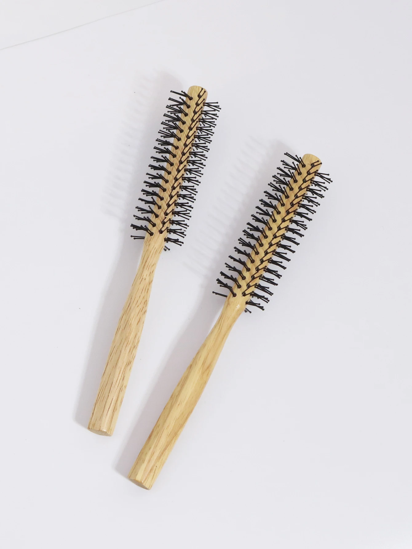 قطعتان من أمشاط صالون الشعر الاحترافية ذات المقبض الخشبي الطبيعي الأسطوانية المضادة للكهرباء الساكنة الخاصة بشعر مستعار حقيقي