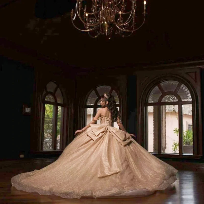 Robes de Quinceanera personnalisées en or Champagne brillant, épaules dénudées, décalcomanie en cristal, nœud longue queue, 15