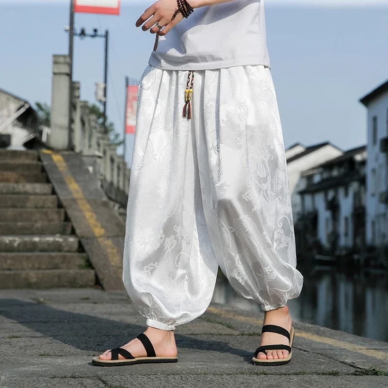 Pantaloni da uomo in raso di seta a vita bassa con motivo a drago pantaloni larghi cinesi pantaloni in raso liscio Taiji comodi pantaloni da spiaggia