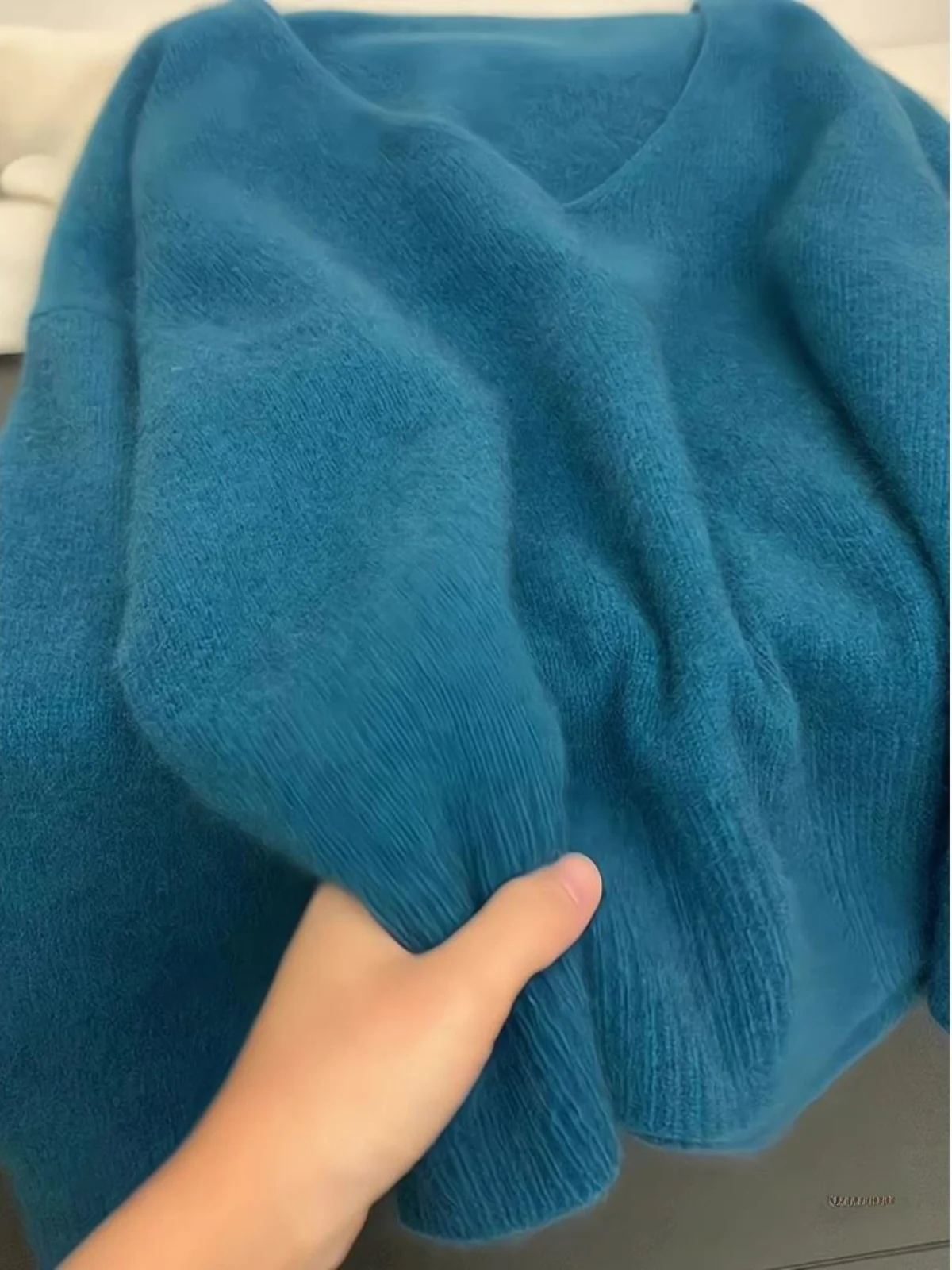 

Long Sleeve Autumn Winter Fashion Casual Style Premium Feeling Top Loose V-Neck Women's Knitted Sweater Soft Bearskin Simulation