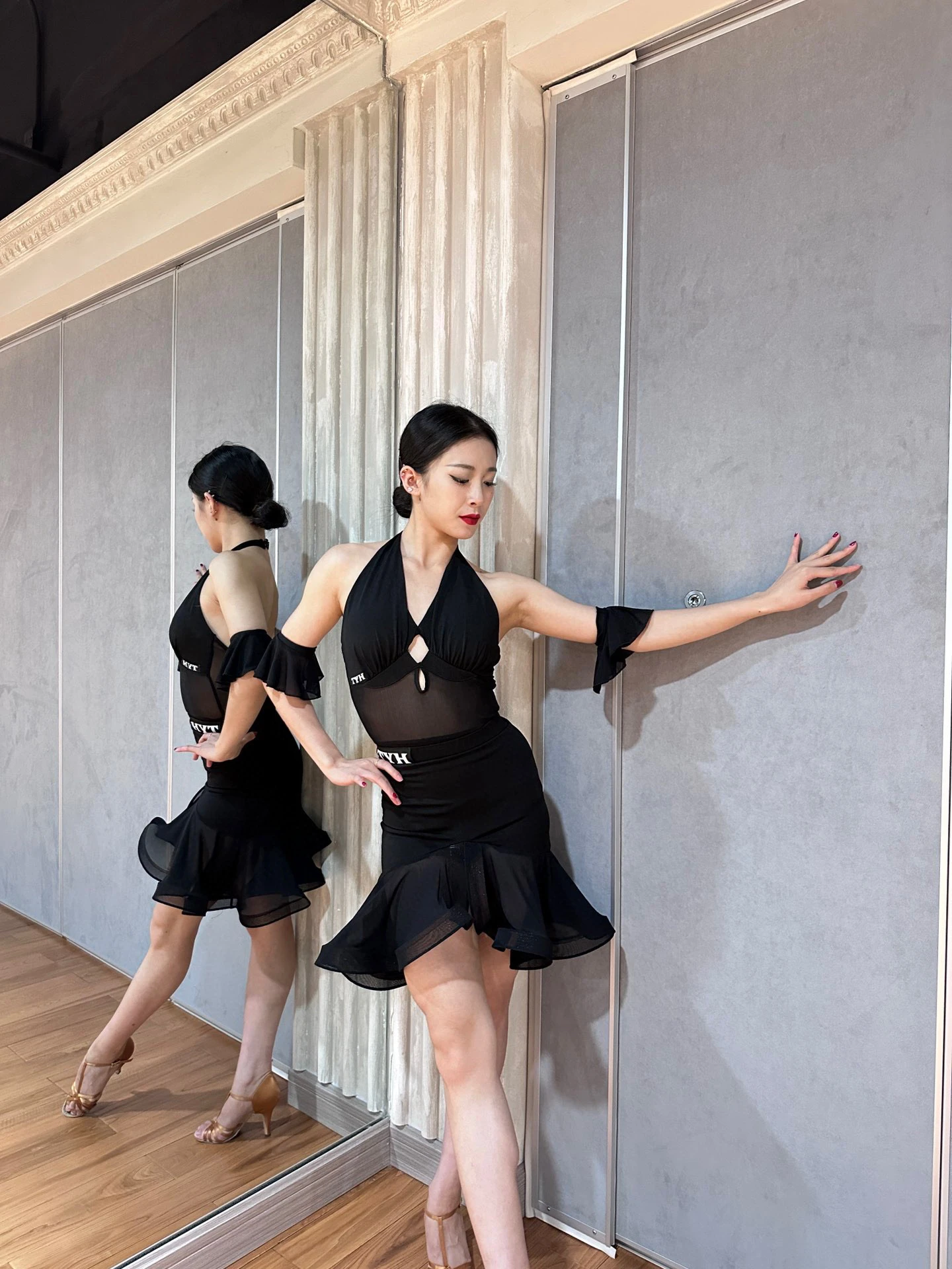 ชุดเต้นลาตินสำหรับผู้หญิงแบบมาตรฐานระดับชาติ คอเสื้อแบบคล้องคอ กระโปรงผ้าโปร่งทรงกระดูกปลา สำหรับการแสดงและฝึกซ้อม