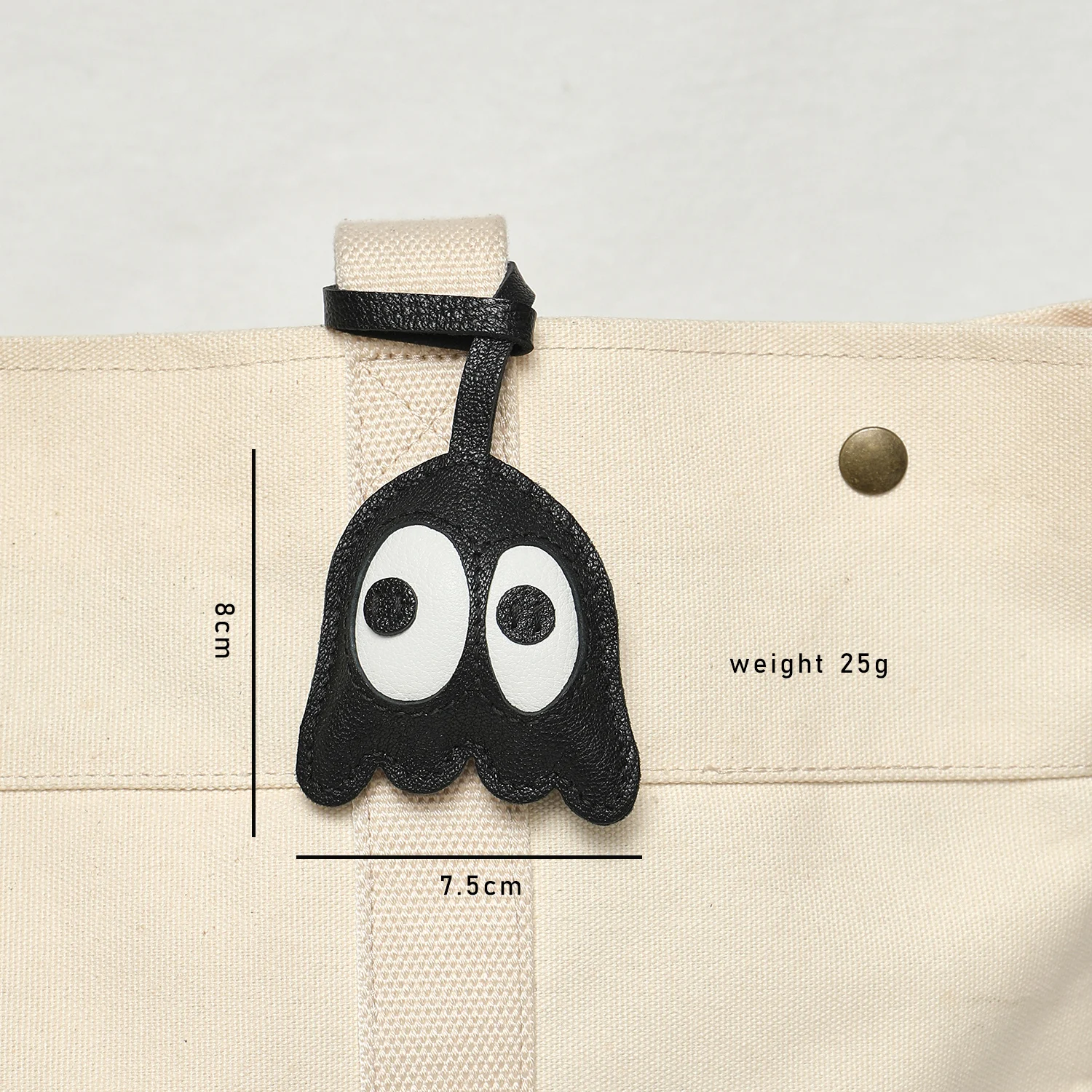 Handgefertigter Leder-Geister-Taschenanhänger mit lustigen großen Augen – weicher Hängegurt als Accessoire für Canvas-Tragetaschen, Handtaschen und Autoschlüssel – Detail 1