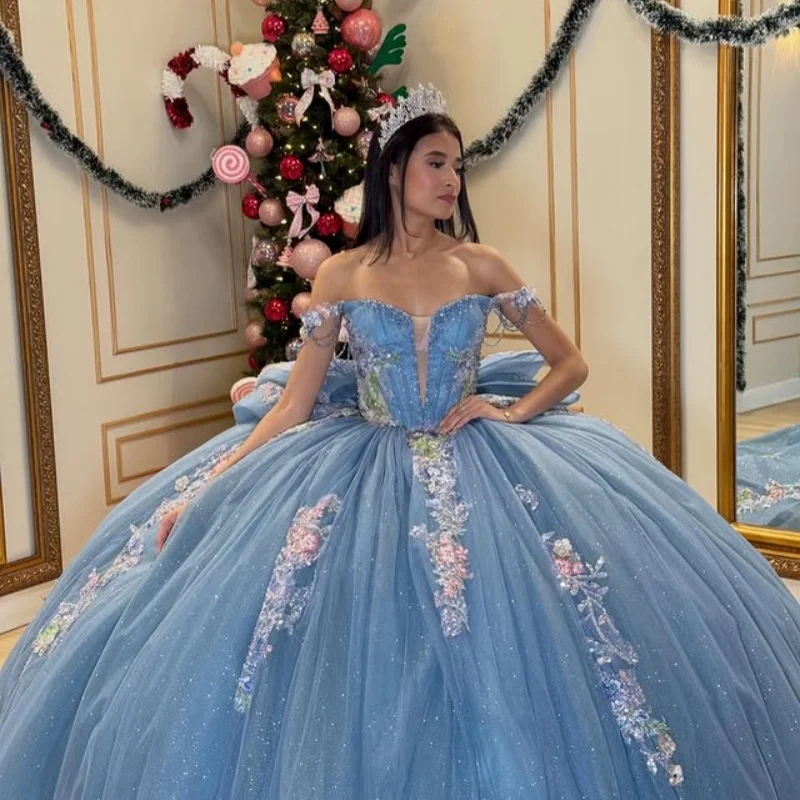

Блестящие дымчато-синие платья Quinceanera с блестящими цветами и кристаллами, наклейка с открытыми плечами и длинным хвостом с бантом, платье 15, Quinceanera на заказ