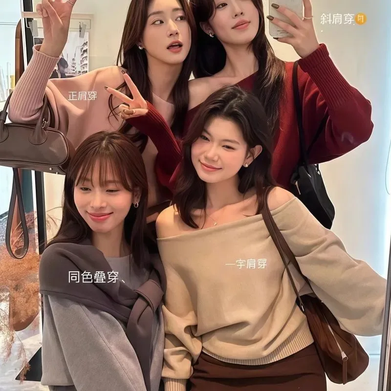 

Нишевый тонкий топ с длинными рукавами и открытыми плечами на одной длине для женщин с высококачественным темпераментным осенним нежным женским свитером
