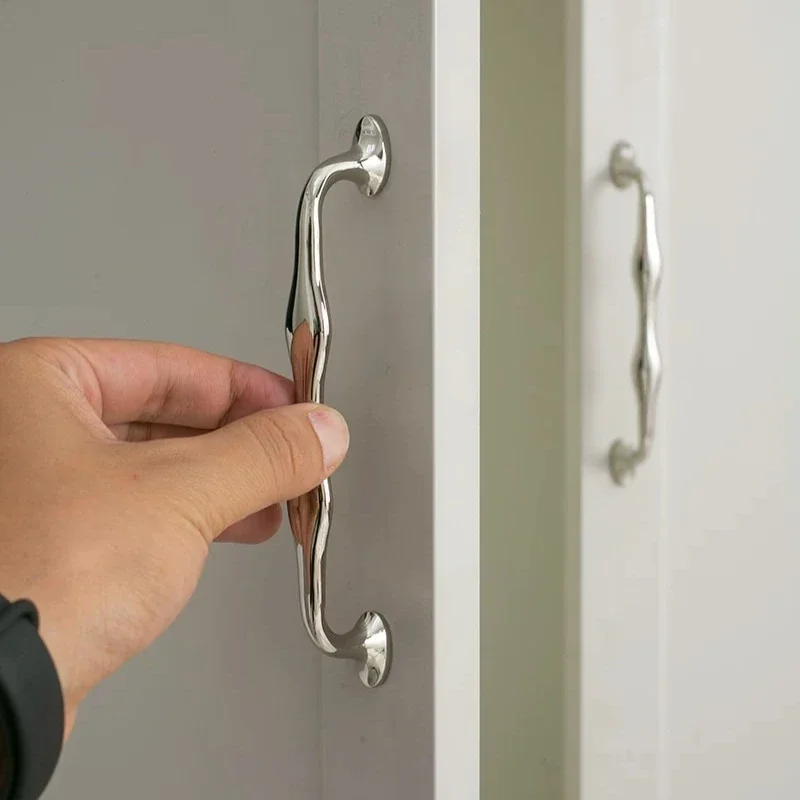 Gebogene Küchentürgriffe aus Titan-Silber, Schubladenknöpfe, Wellenförmige Möbelgriffe, Messing-Kommodenknöpfe, Schuhschrank-Hardware – Detail 22