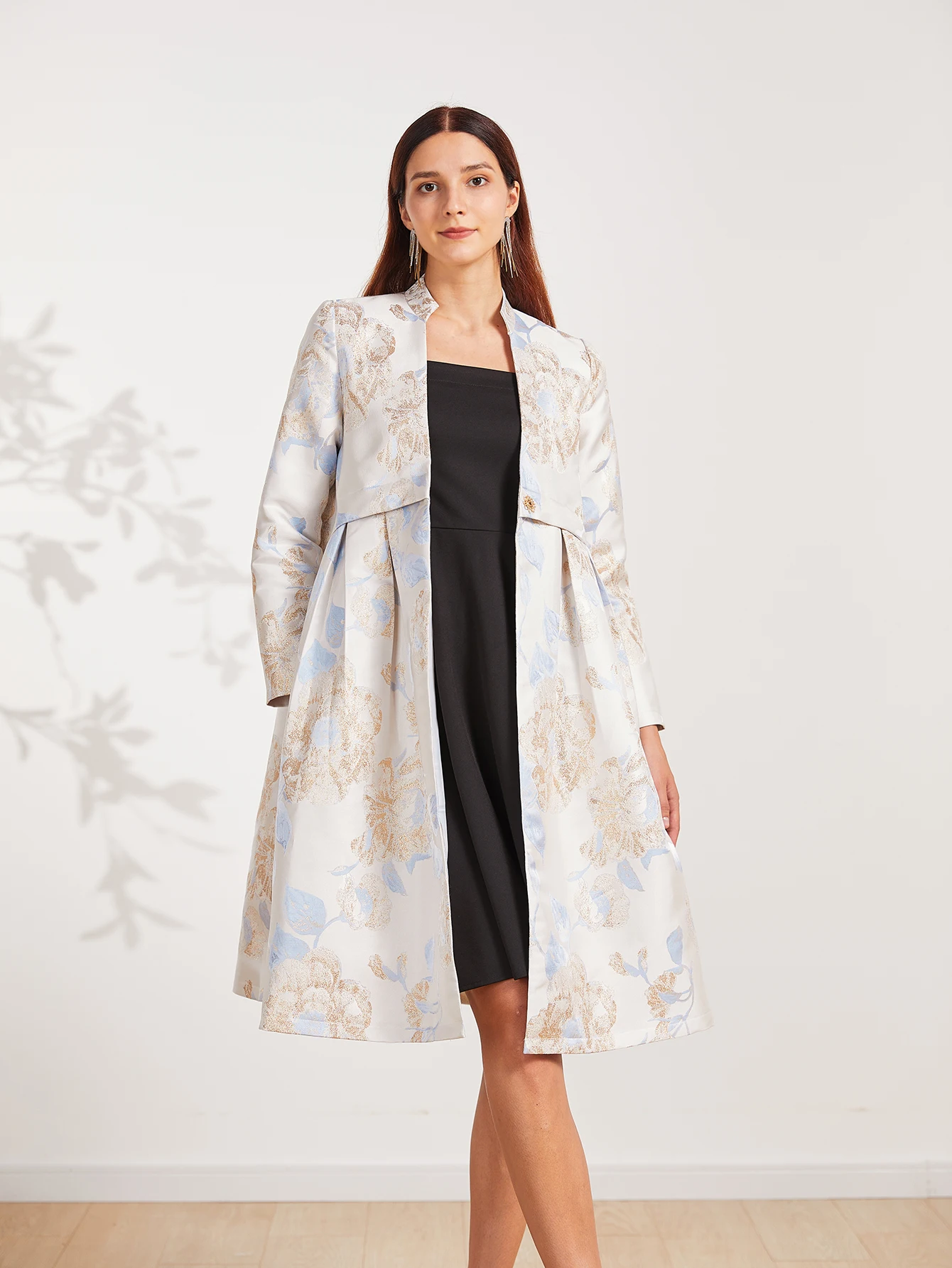 Eleganter langer Damenmantel, exquisiter und luxuriöser Mantel im Herbst-Winter-Stil, professionelle Hemdkleidung im Anzugstil